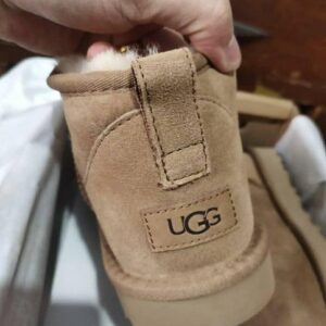 UGG shoes pallets. - Image 3