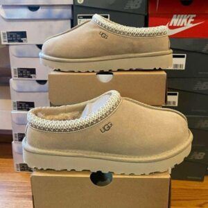 UGG shoes pallets. - Image 11